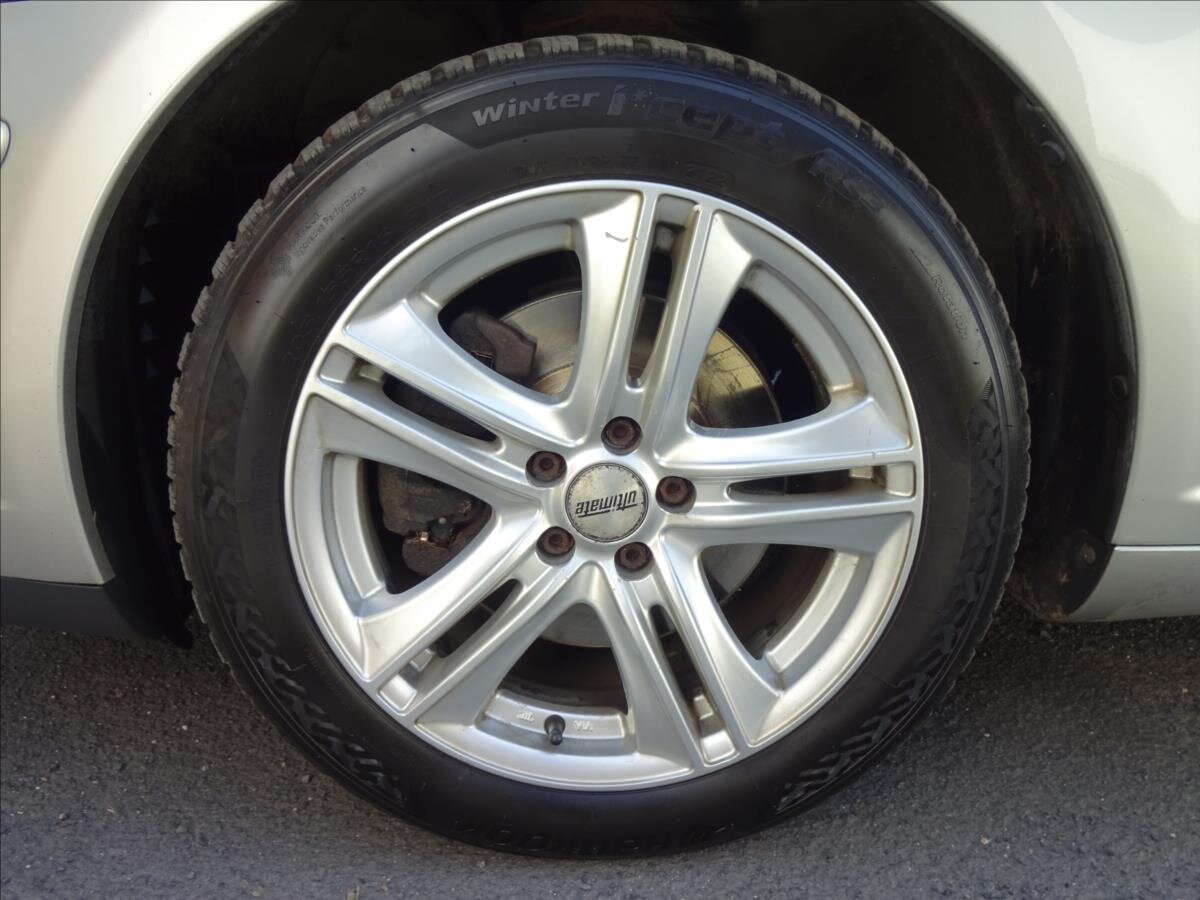 Toyota Avensis Kombi 2,0 l 93 kw