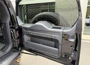 Land Rover Defender SUV 4,4 l 467 kw