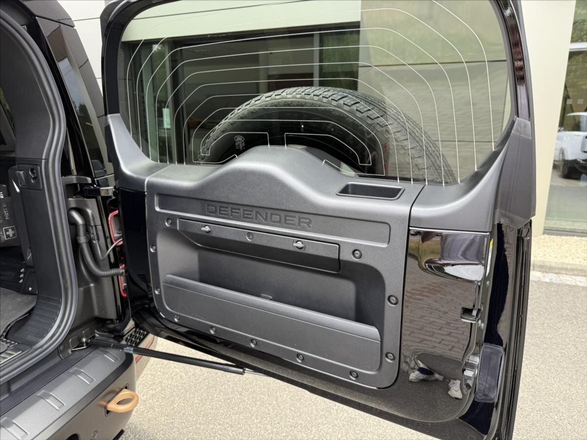 Land Rover Defender SUV 4,4 l 467 kw