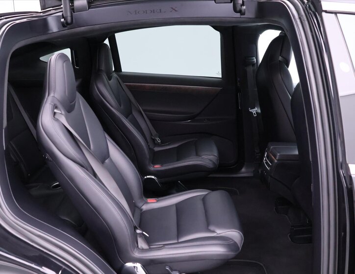 Tesla Model X 16