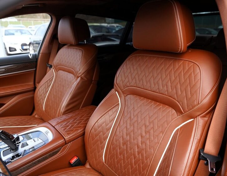 BMW Řada 7 Sedan / Limuzína 6,6 l 430 kw