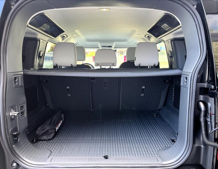 Land Rover Defender SUV 3,0 l 183 kw