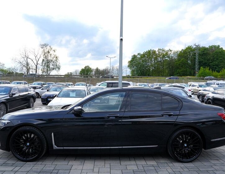 BMW Řada 7 Sedan / Limuzína 4,4 l 390 kw