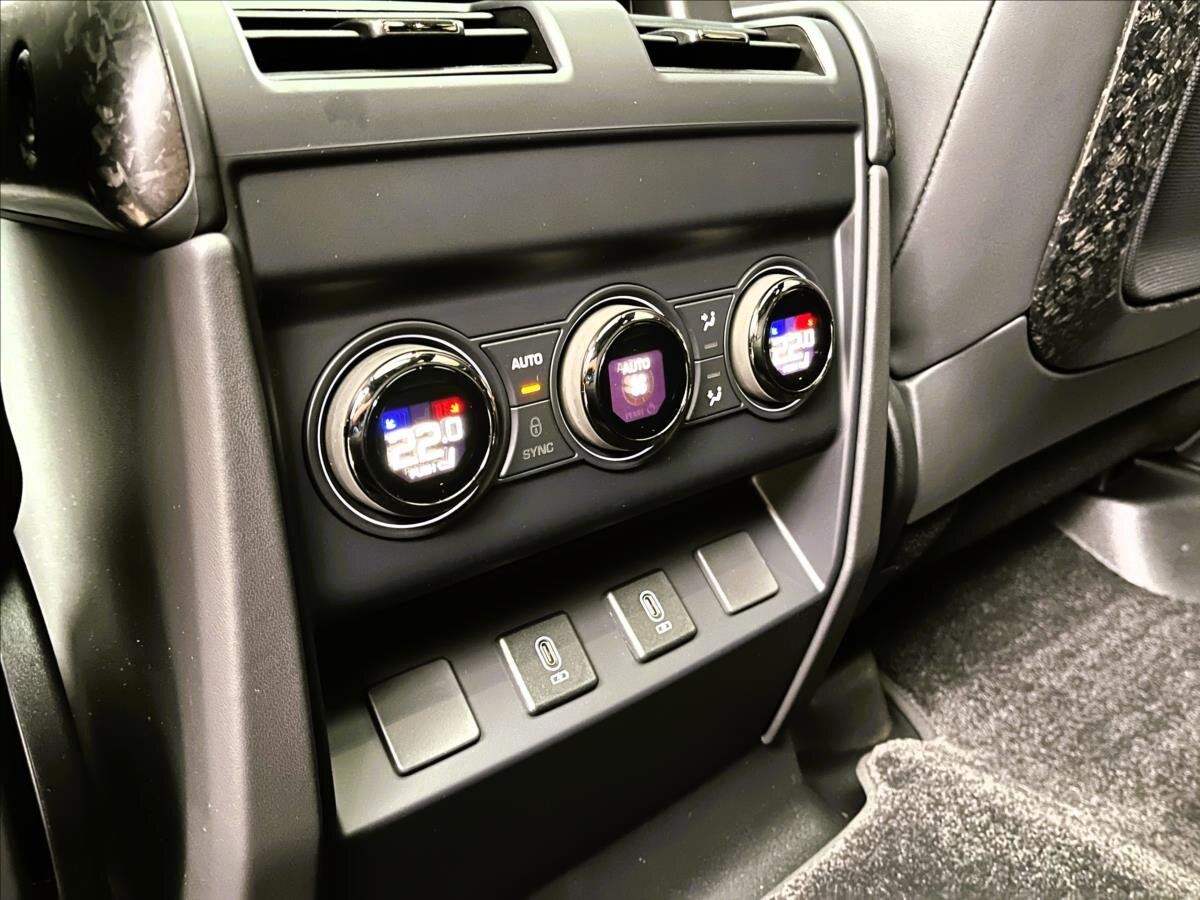 Land Rover Defender SUV 4,4 l 467 kw