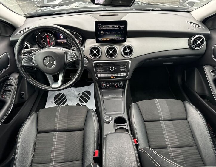 Mercedes-Benz GLA 11