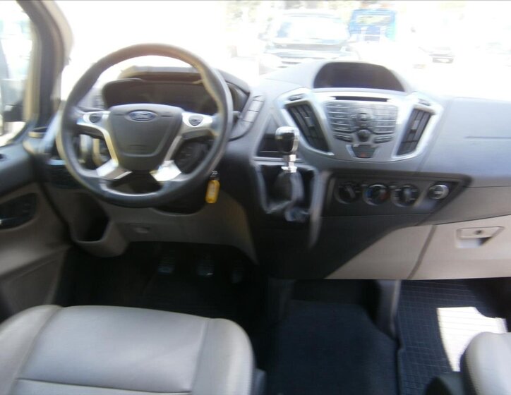 Ford Tourneo Custom 12