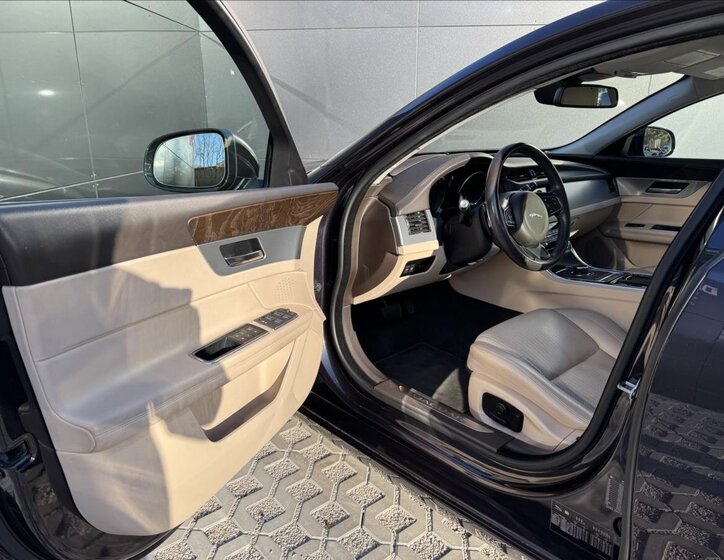 Jaguar XF Sedan / Limuzína 2,0 l 132 kw