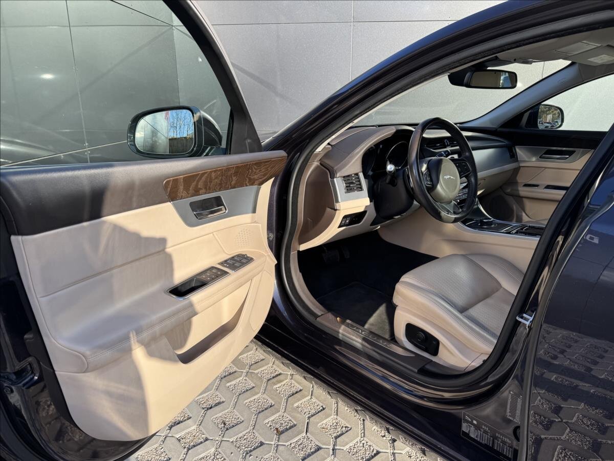 Jaguar XF Sedan / Limuzína 2,0 l 132 kw