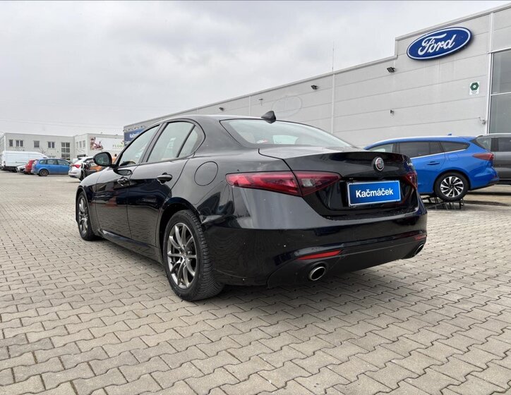 Alfa Romeo Giulia Sedan / Limuzína 2,1 l 132 kw