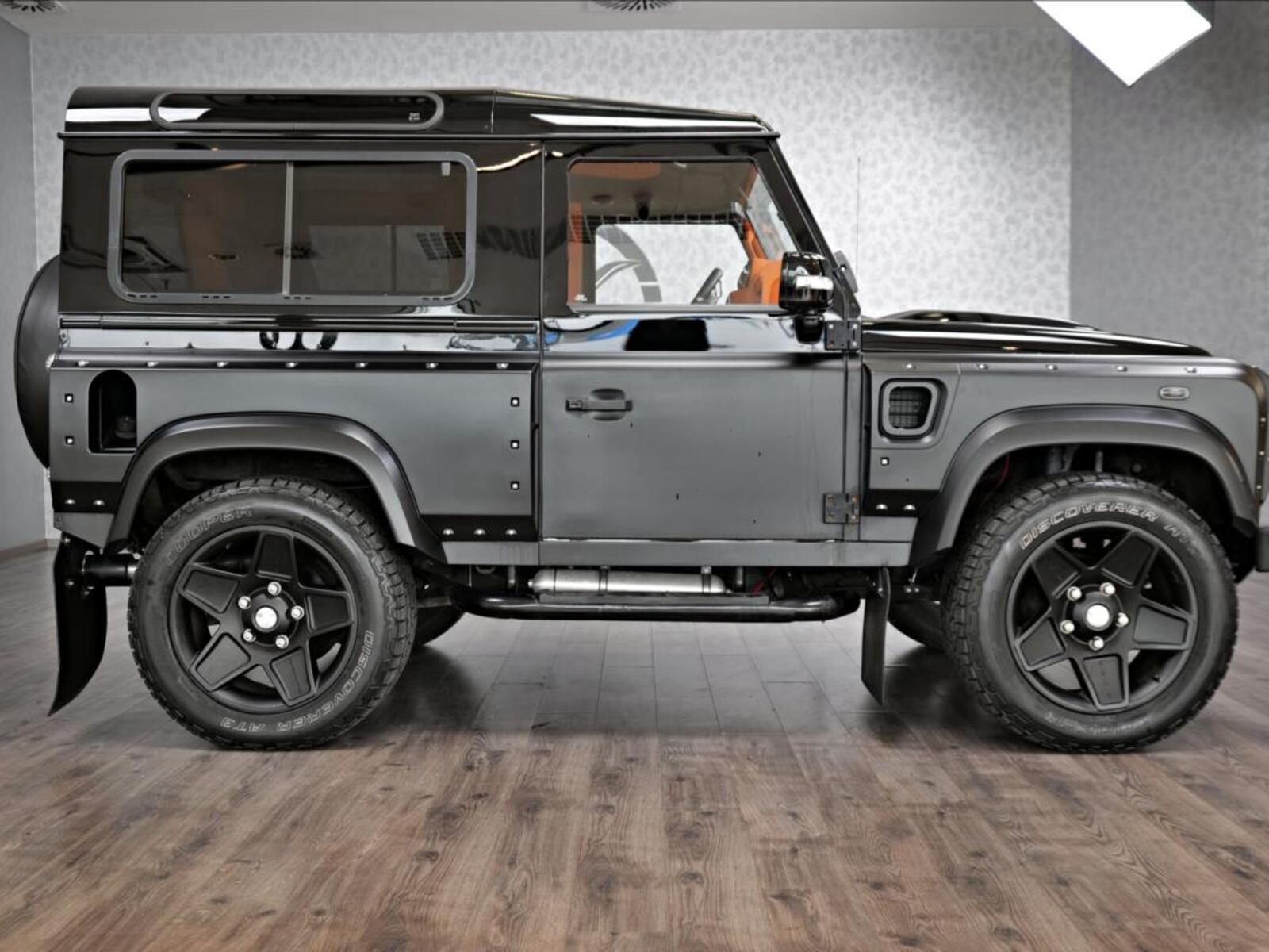 Land Rover Defender 3