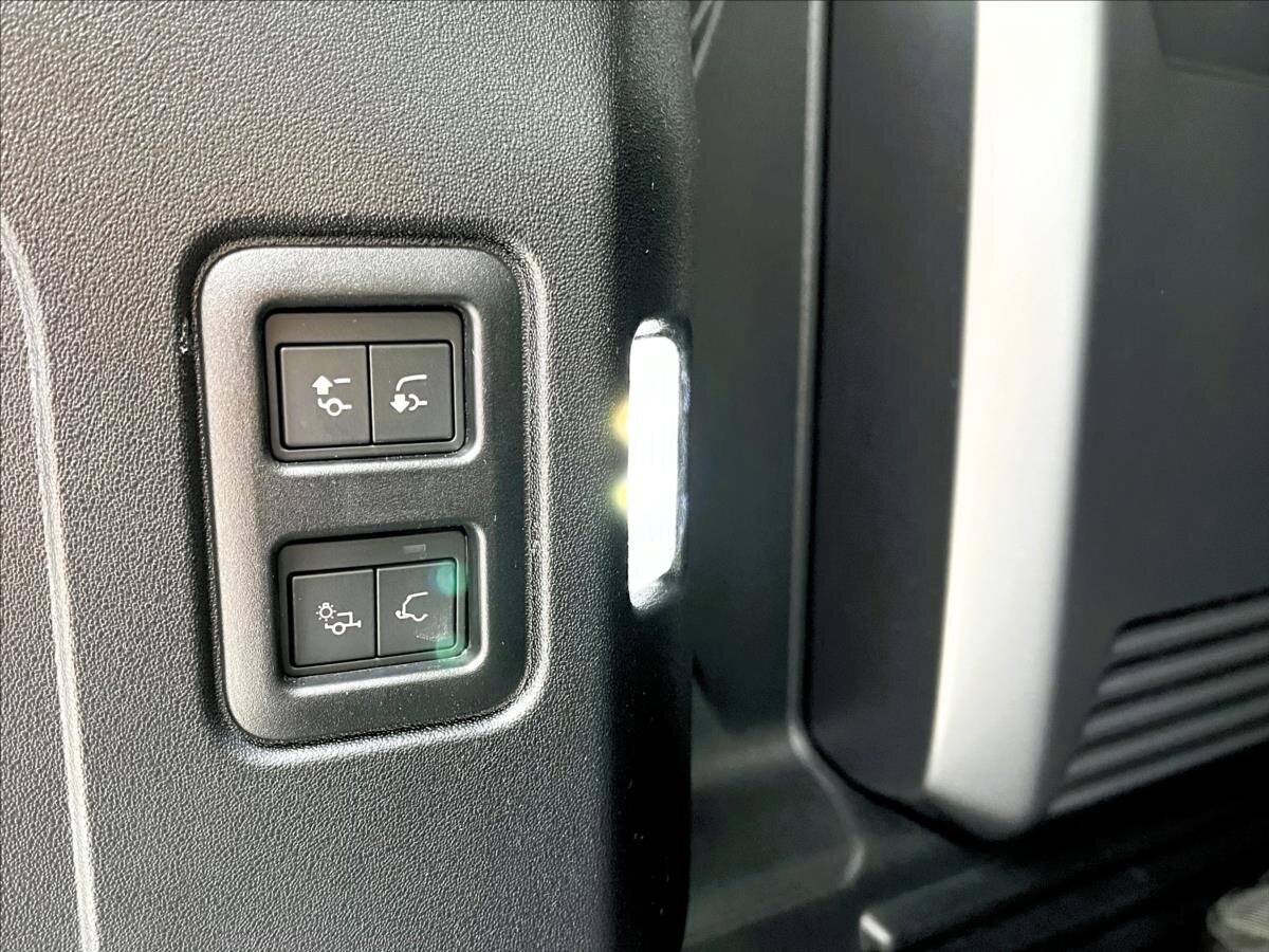 Land Rover Defender SUV 4,4 l 467 kw