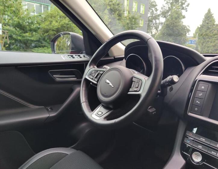 Jaguar F-Pace 26