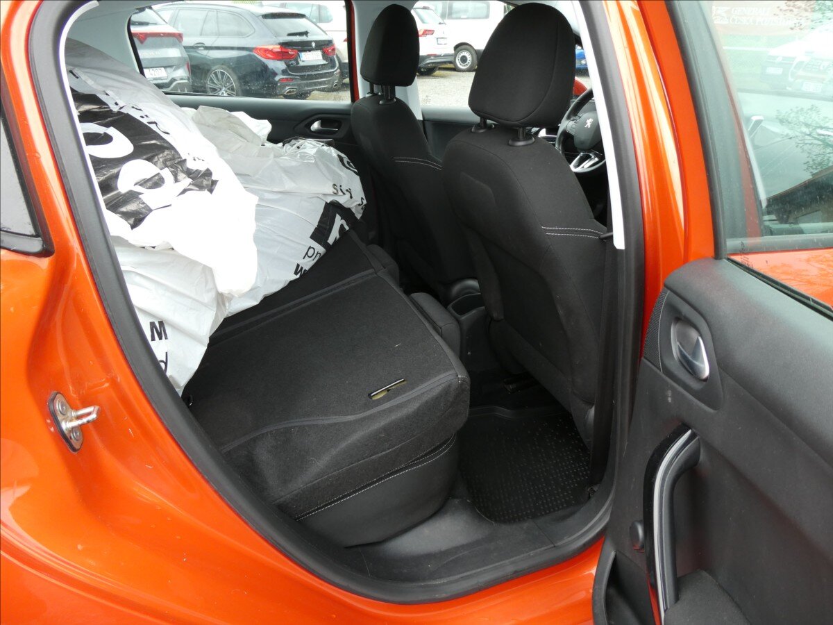 Peugeot 208 Hatchback 1,2 l 61 kw