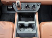 Land Rover Defender SUV 4,4 l 467 kw