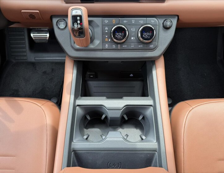 Land Rover Defender SUV 4,4 l 467 kw