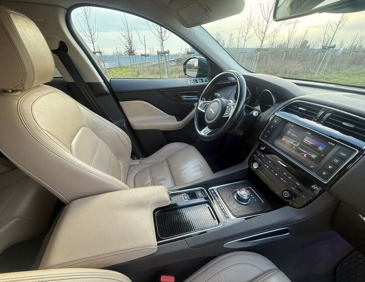 Jaguar F-Pace 13