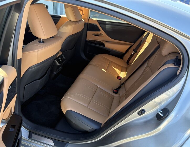 Lexus ES 300h Sedan / Limuzína 2,5 l 131 kw