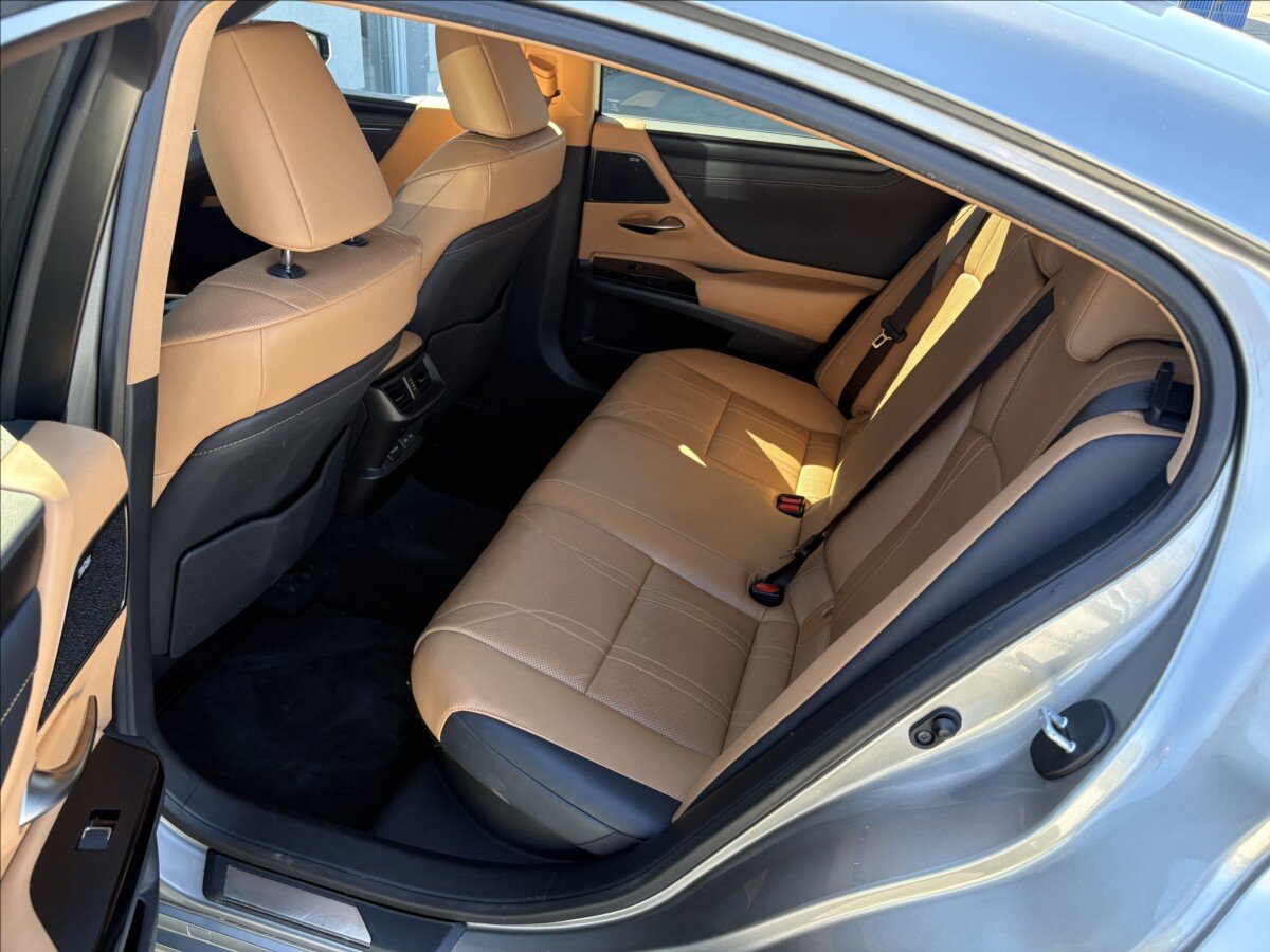 Lexus ES 300h Sedan / Limuzína 2,5 l 131 kw