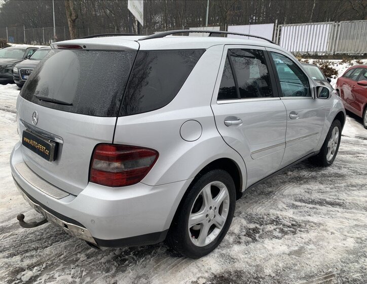 Mercedes-Benz Třídy M SUV / Terénní 4,0 l 225 kw