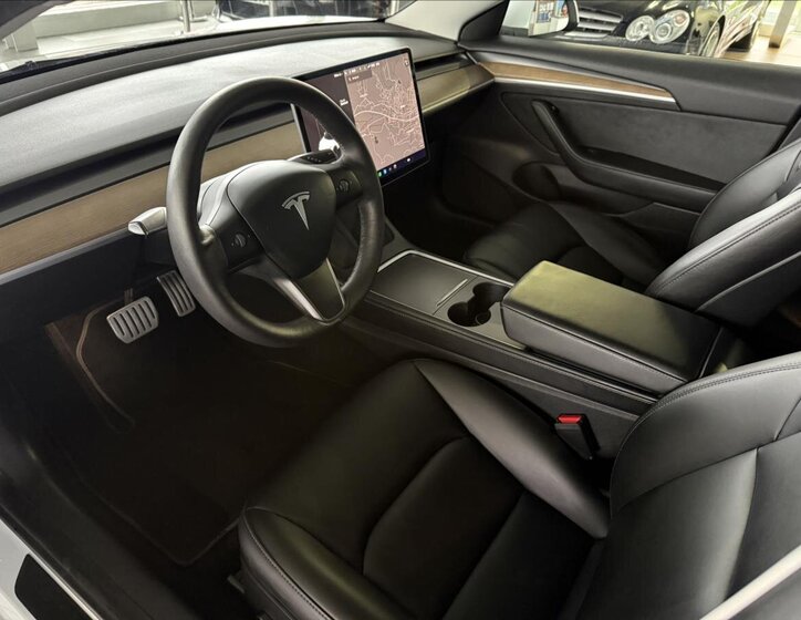 Tesla Model 3 Sedan / Limuzína 0,0 377 kw