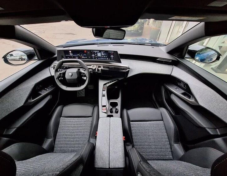 Peugeot 5008 SUV 1,2 l 107 kw