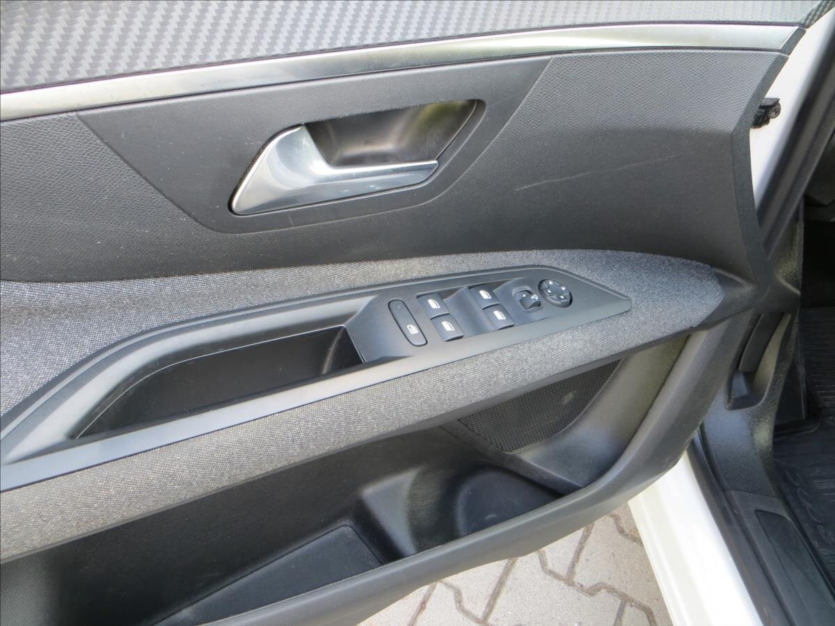 Peugeot 3008 SUV / Terénní 1,5 l 96 kw