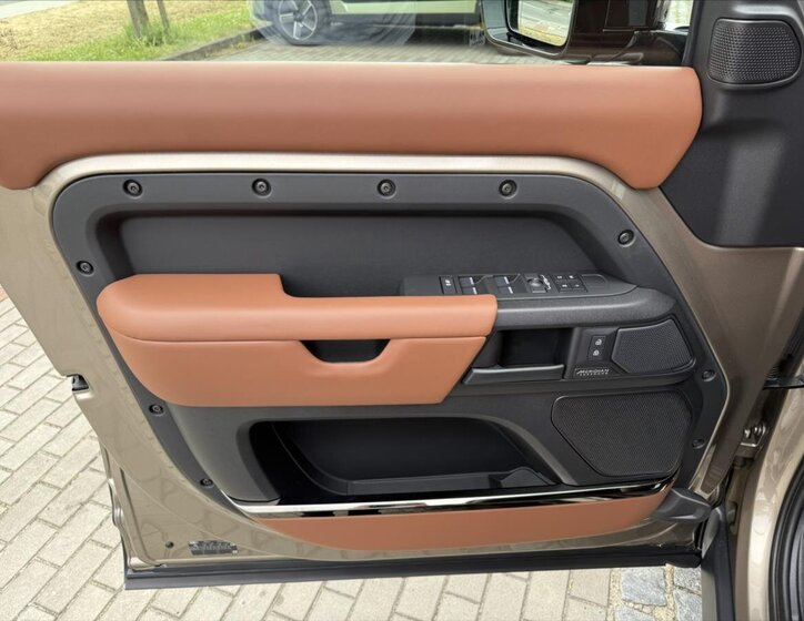 Land Rover Defender SUV 4,4 l 467 kw