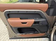 Land Rover Defender SUV 4,4 l 467 kw