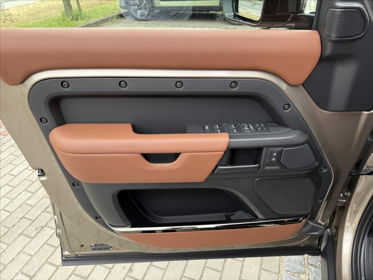 Land Rover Defender SUV 4,4 l 467 kw