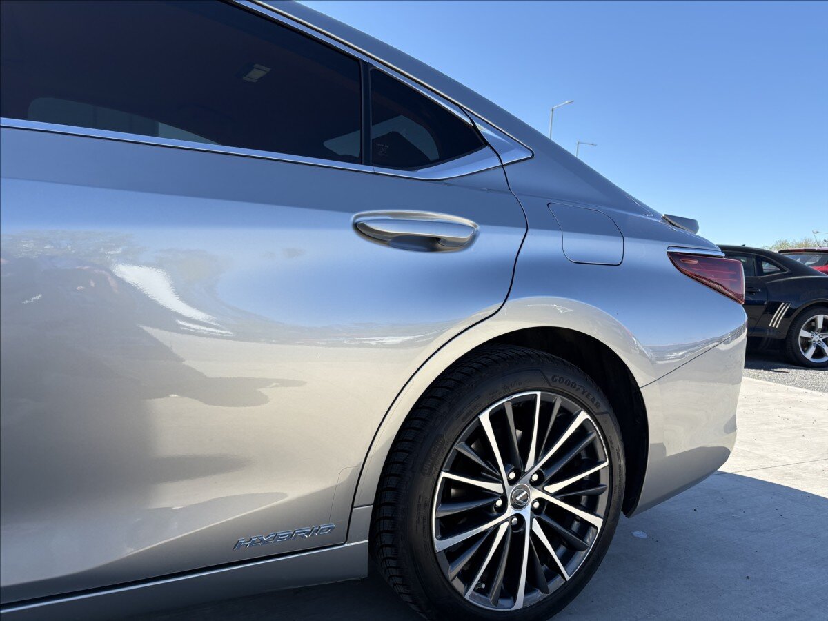 Lexus ES 300h Sedan / Limuzína 2,5 l 131 kw