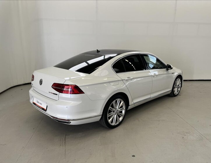 Volkswagen Passat Sedan / Limuzína 2,0 l 176 kw