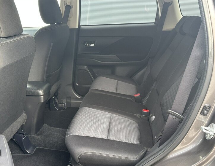 Mitsubishi Outlander SUV / Terénní 2,3 l 110 kw