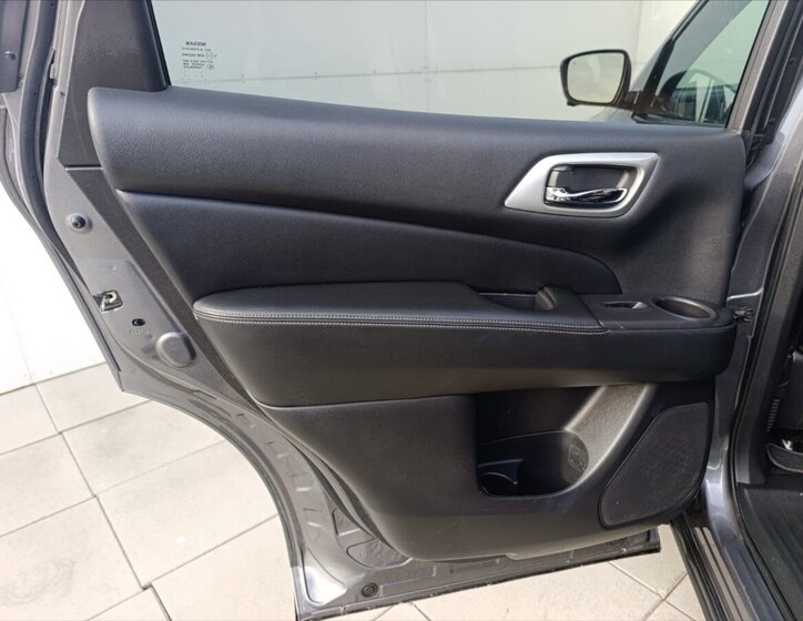 Nissan Pathfinder SUV 3,5 l 212 kw