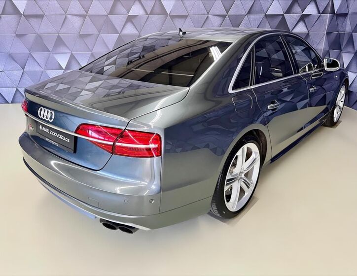 Audi S8 7