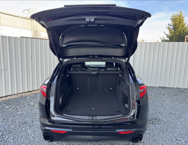 Alfa Romeo Stelvio 12