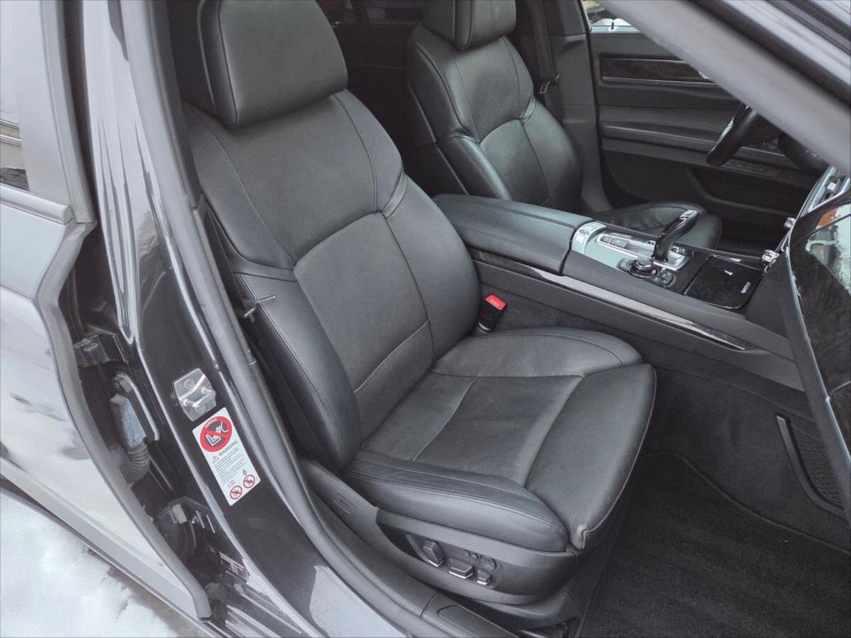 BMW Řada 7 Sedan / Limuzína 4,4 l 300 kw