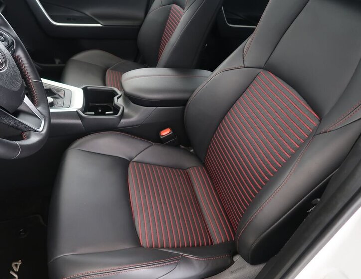 Toyota RAV4 SUV / Terénní 2,5 l 225 kw