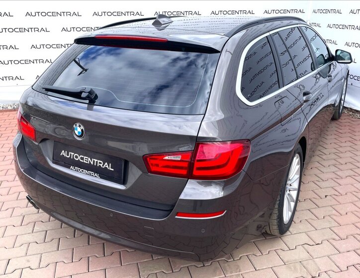 BMW Řada 5 Kombi 3,0 l 180 kw