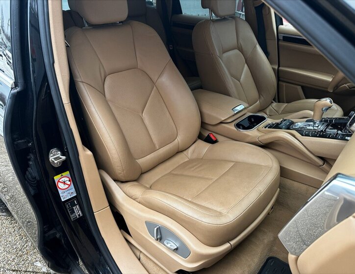 Porsche Cayenne Kombi 4,8 l 294 kw