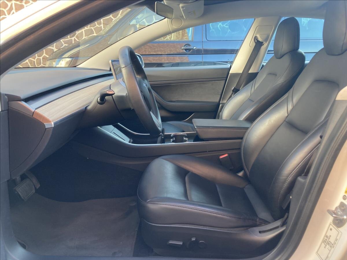 Tesla Model 3 Sedan 0,0 208 kw
