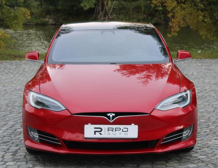 Tesla Model S 4