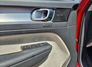 Volvo XC40 SUV / Terénní 2,0 l 145 kw