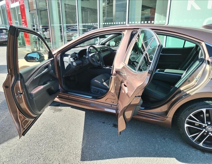 Toyota Camry Sedan / Limuzína 2,5 l 169 kw