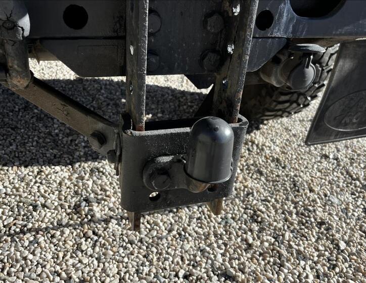 Land Rover Defender 16