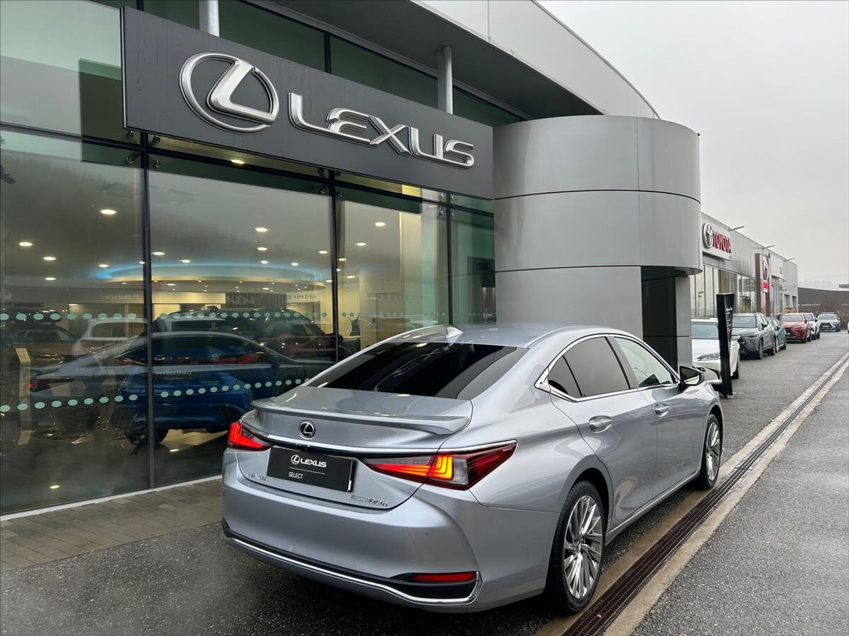Lexus ES 300h Sedan / Limuzína 2,5 l 160 kw