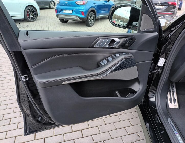 BMW X7 SUV / Terénní 4,4 l 390 kw