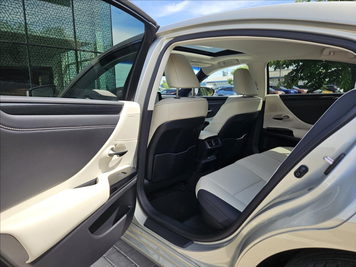 Lexus ES 300h Sedan / Limuzína 2,5 l 160 kw