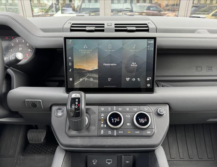 Land Rover Defender 28