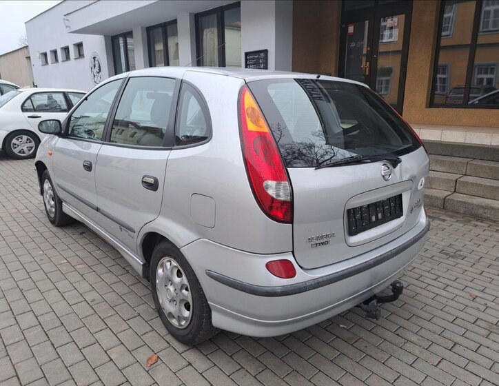 Nissan Almera Tino 8