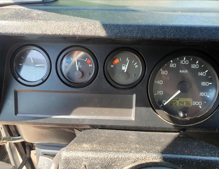 Land Rover Defender 21